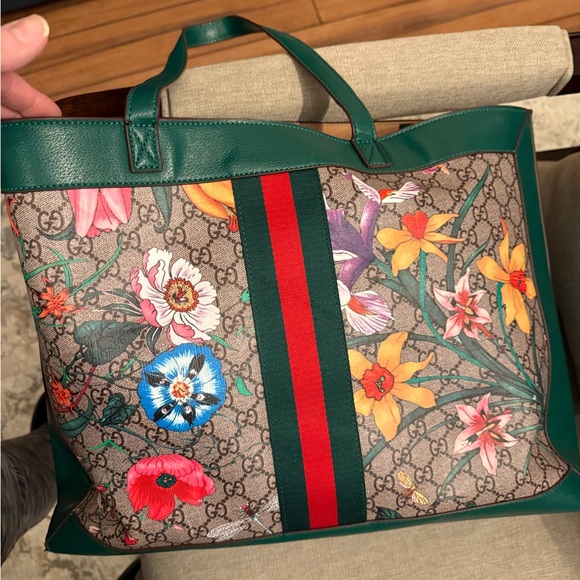 Gucci Flora Print Green Tote Bag used with wearing - Picture 7 of 8